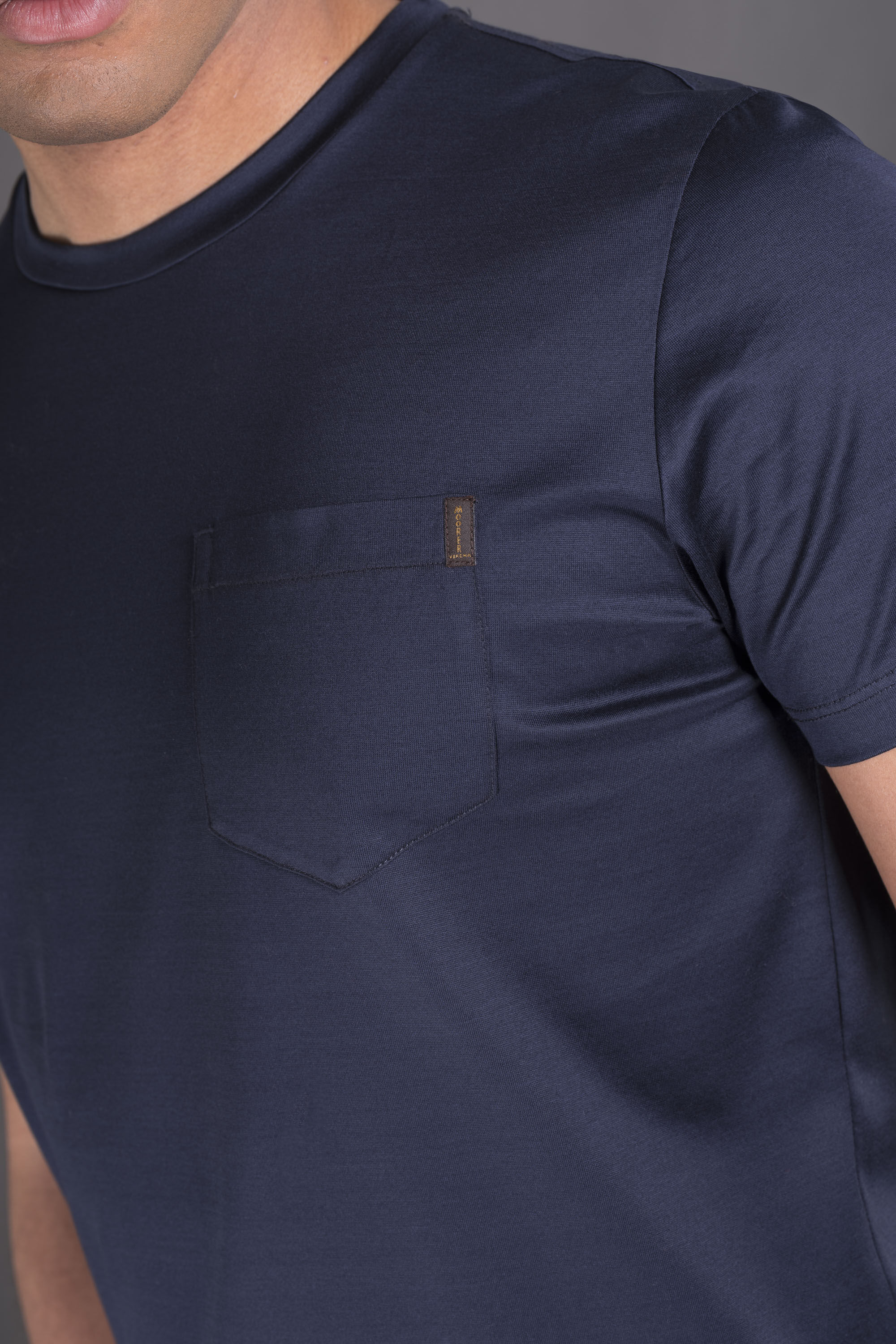 BRUZIO-JCL（BLUNAVY）：イタリアで生まれた、ラグジュアリ Tシャツと